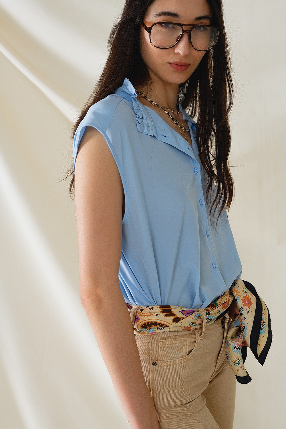 Q2 Blusa abotonada azul sin mangas con cuello mao