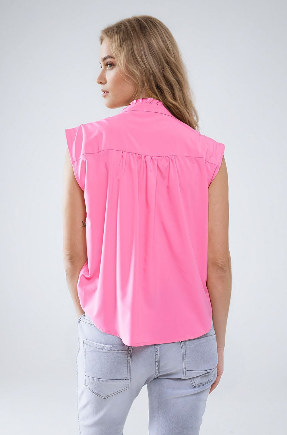 Q2 Blusa abotonada rosa sin mangas con cuello mao