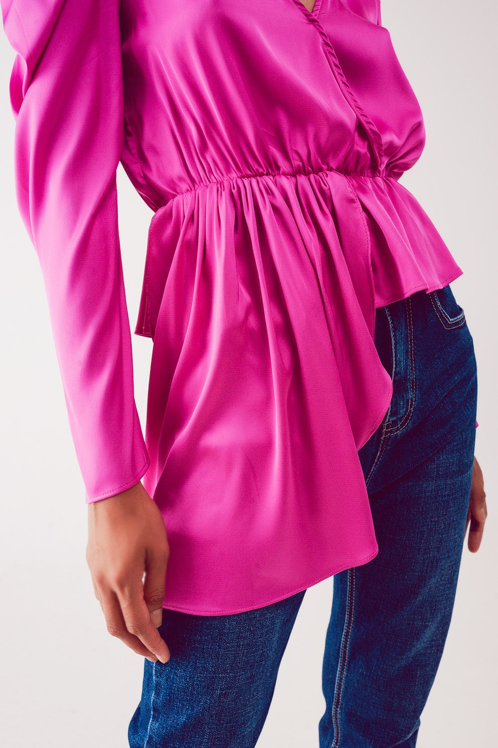 Q2 Blusa asimétrica con mangas abullonadas en fucsia