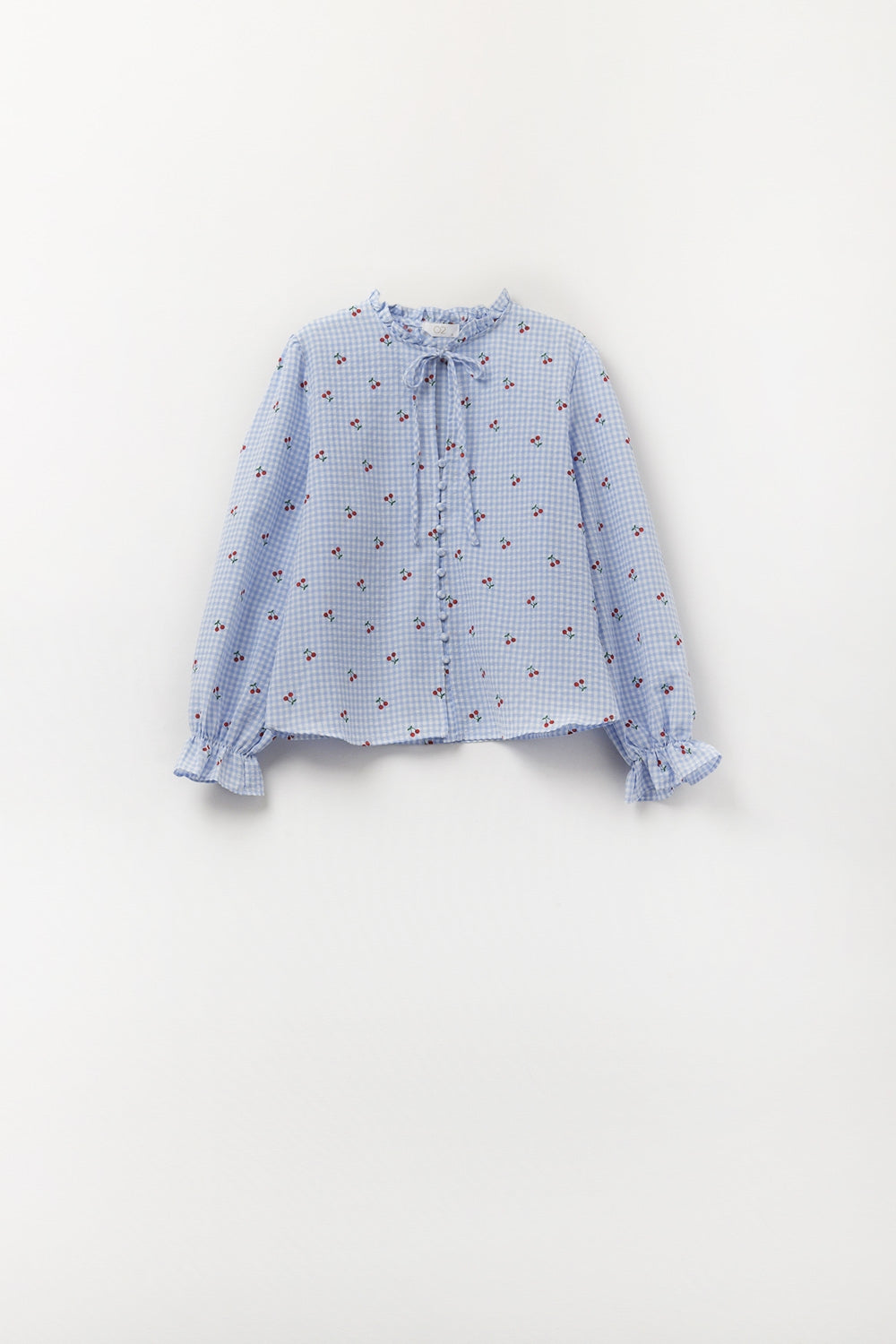 Q2 Blusa azul claro con detalles de cerezas y lazo anudado