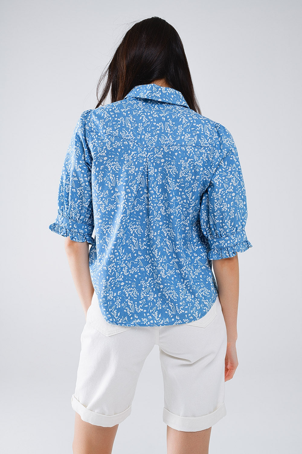 Q2 Blusa azul con diseño floral y mangas cortas