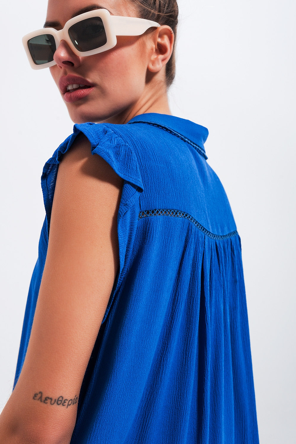 Q2 Blusa azul con mangas de volantes