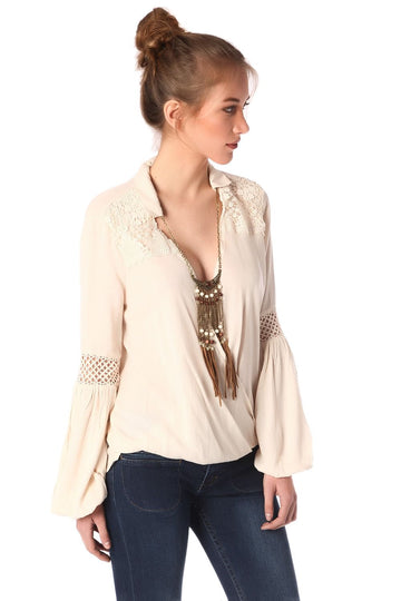 Q2 Blusa beige con parte delantera cruzada y detalle drapeado