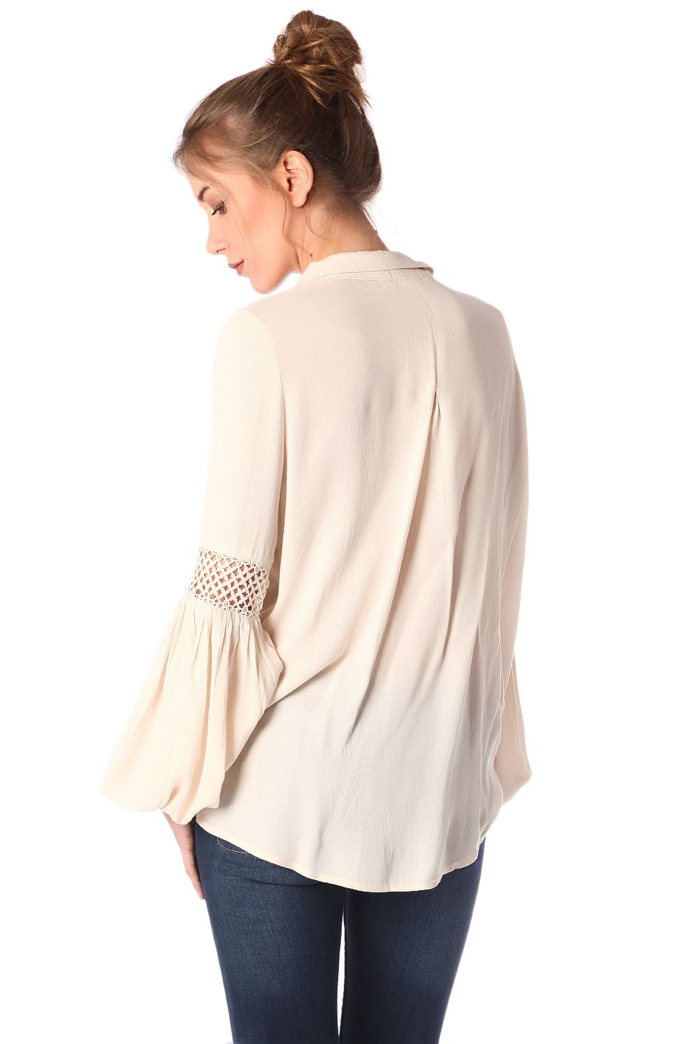 Q2 Blusa beige con parte delantera cruzada y detalle drapeado