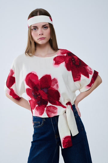 Q2 Blusa beige recortada con estampado floral tropical en rojo anudada a la cintura