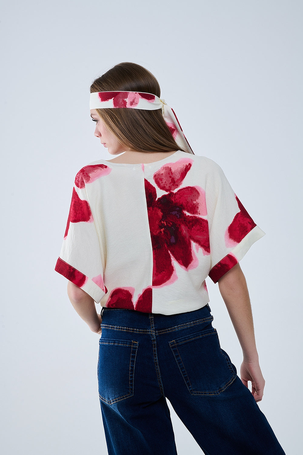 Q2 Blusa beige recortada con estampado floral tropical en rojo anudada a la cintura