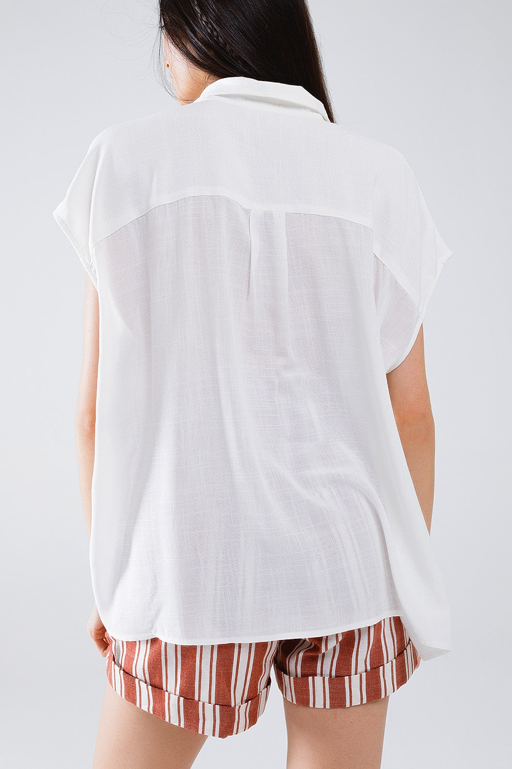 Q2 Blusa blanca abotonada con cuello polo