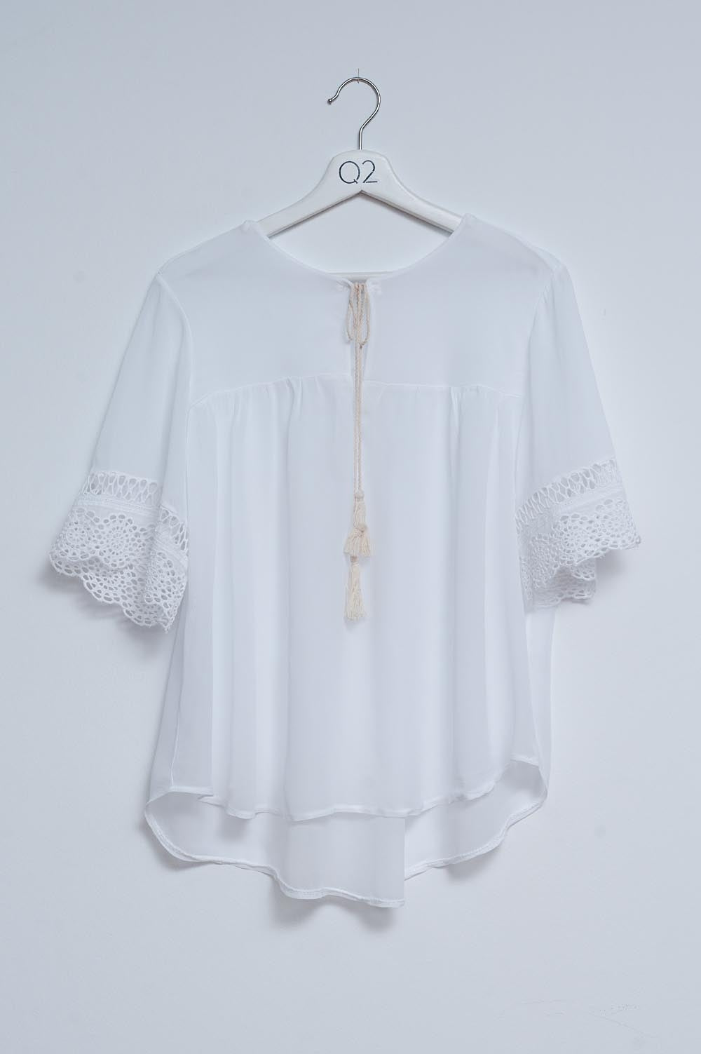 Q2 Blusa blanca con lazadas en la parte delantera y bordados