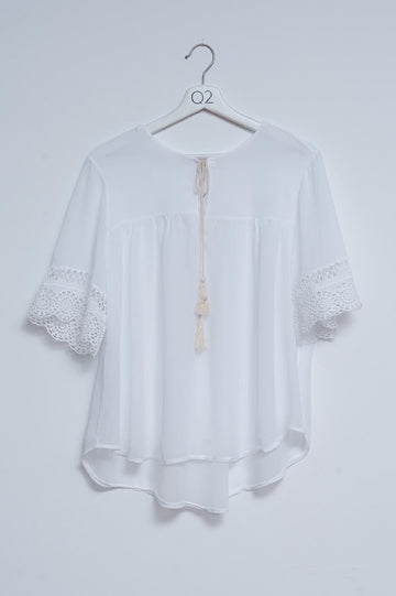 Q2 Blusa blanca con lazadas en la parte delantera y bordados