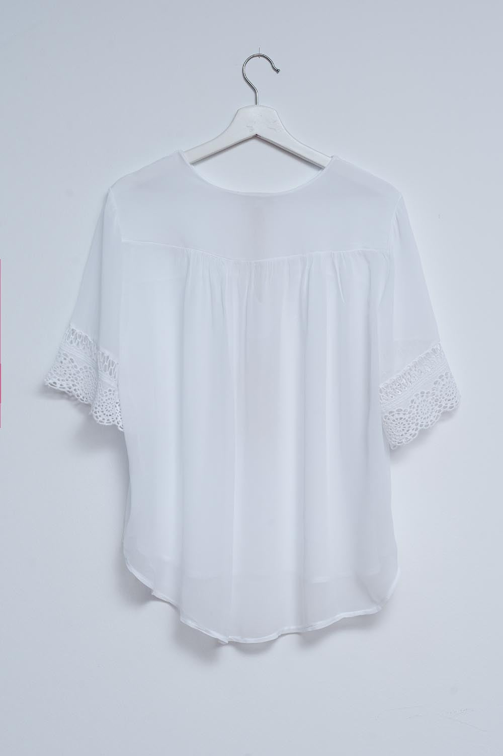 Q2 Blusa blanca con lazadas en la parte delantera y bordados