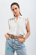 Q2 Blusa blanca con mangas de volantes