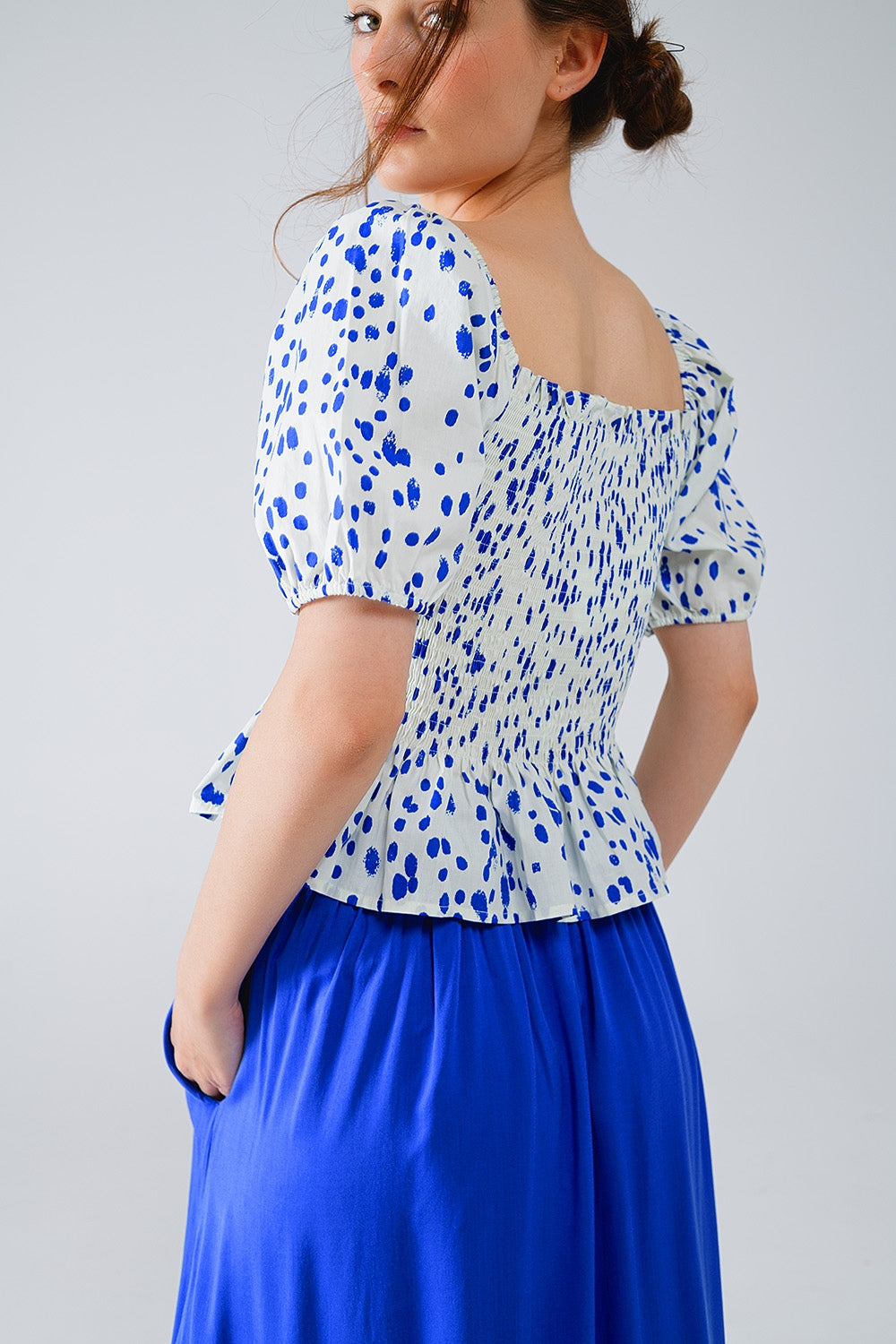 Q2 Blusa blanca con pliegues y lunares azules