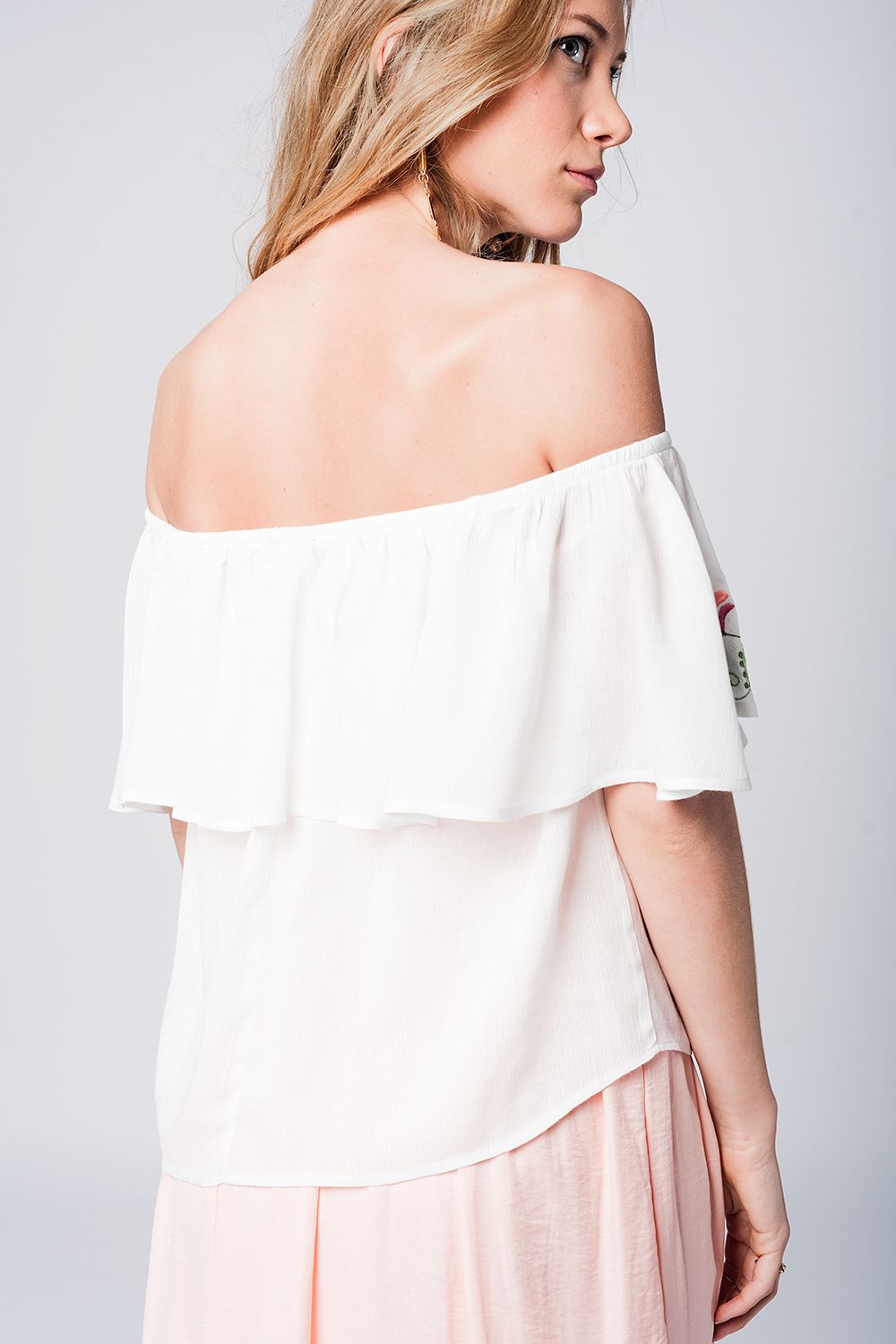 Q2 Blusa blanca con volante