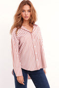 Q2 Blusa blanca oversize con rayas verticales en rosa y bolsillo en el pecho