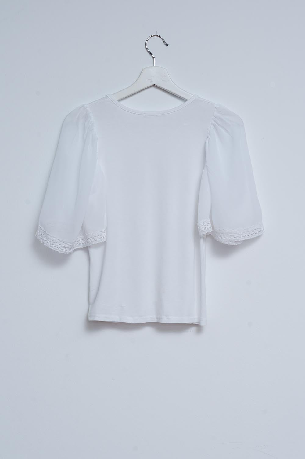 Q2 Blusa color blanco con mangas ángel