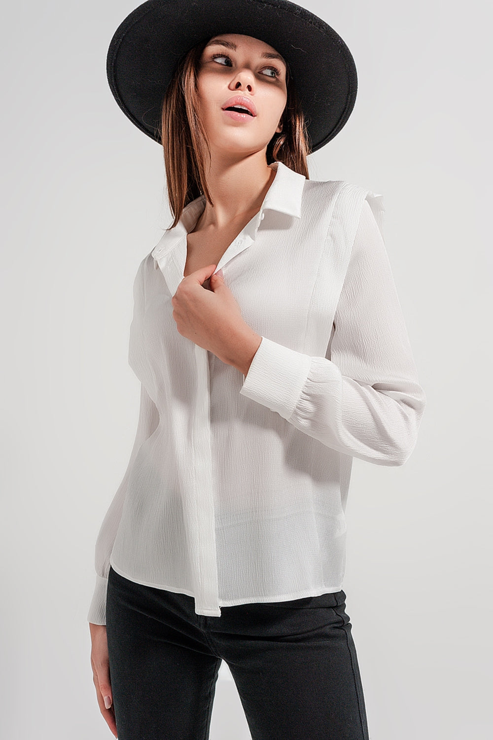 Q2 Blusa color crema con detalle de volantes