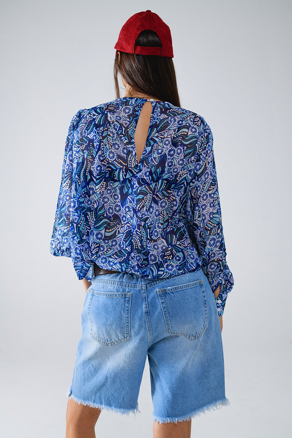 Q2 Blusa con estampado abstracto y mangas globo en azul