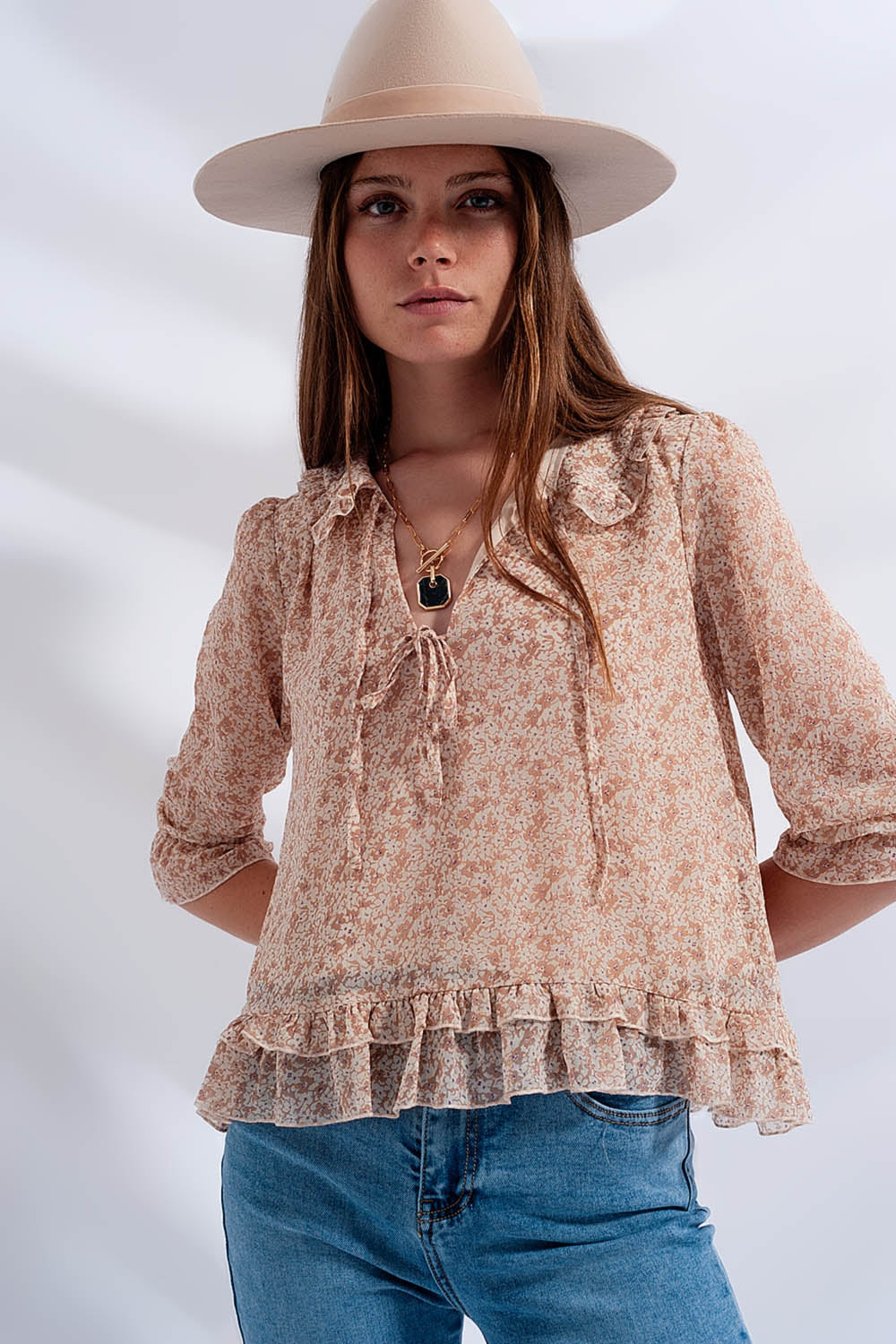 Q2 Blusa de gasa con lazo delantero y estampado de florecitas beige