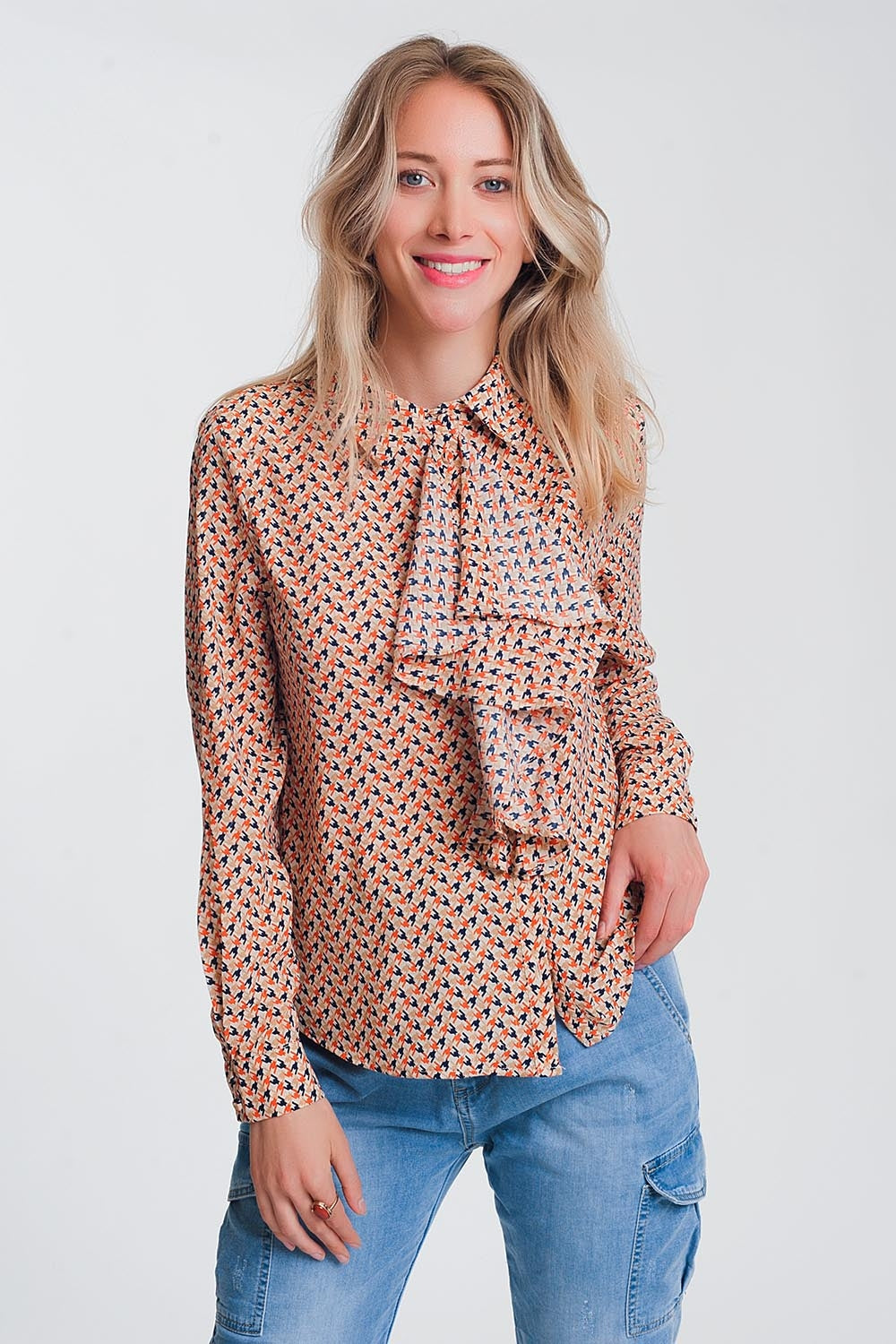 Q2 Blusa de manga larga con beige y detalle de volantes