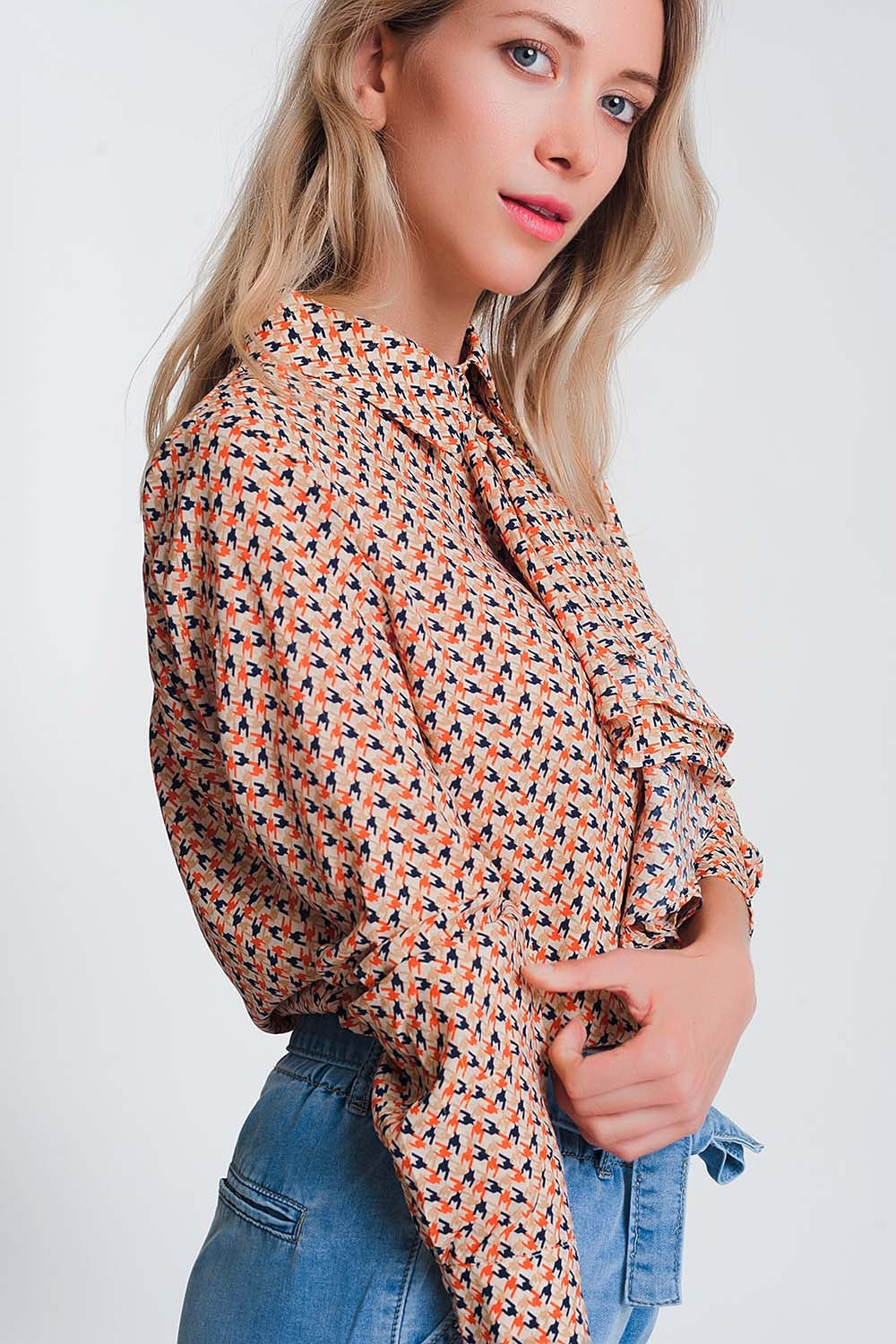 Q2 Blusa de manga larga con beige y detalle de volantes