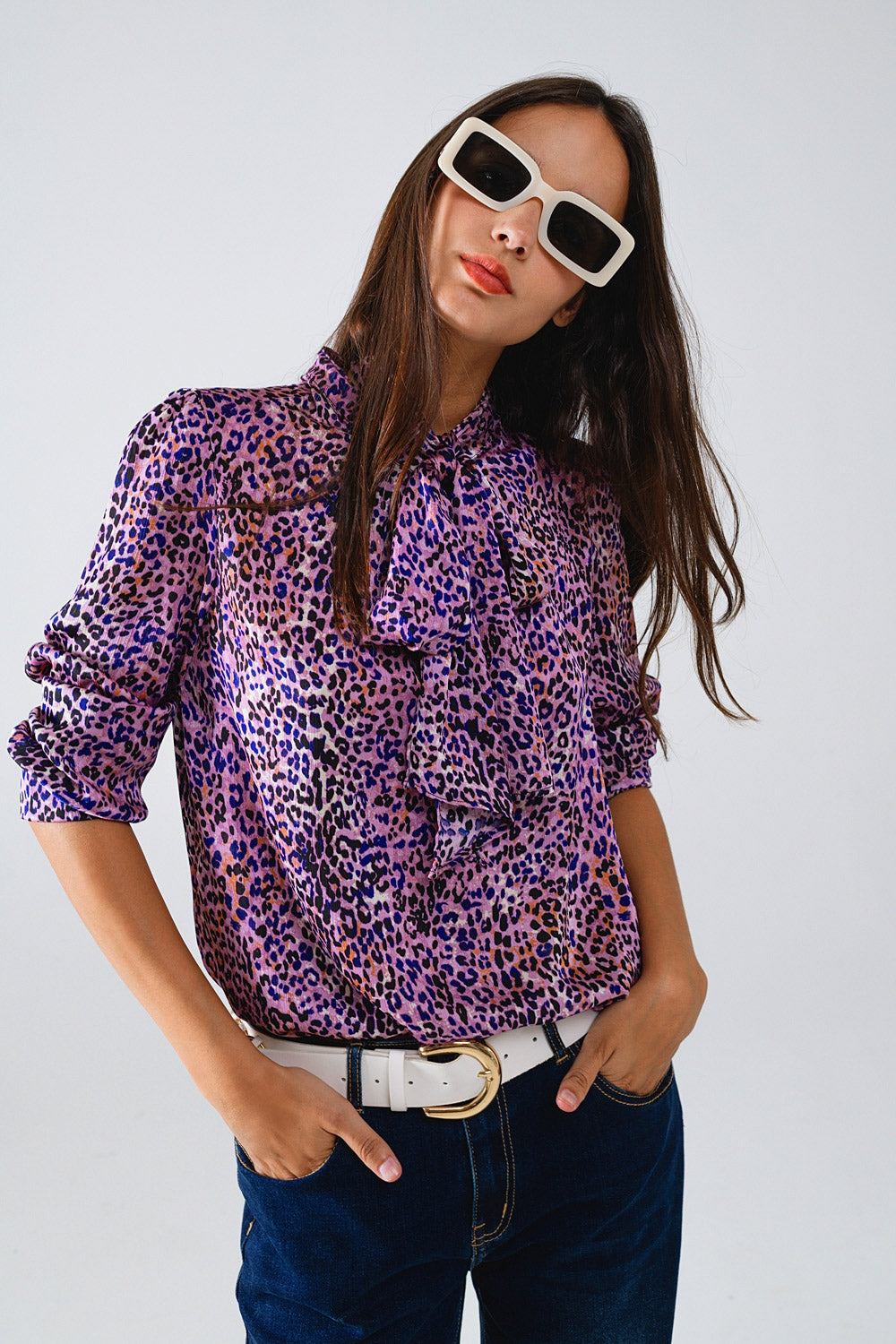 Q2 Blusa morada con estampado animal atada al cuello