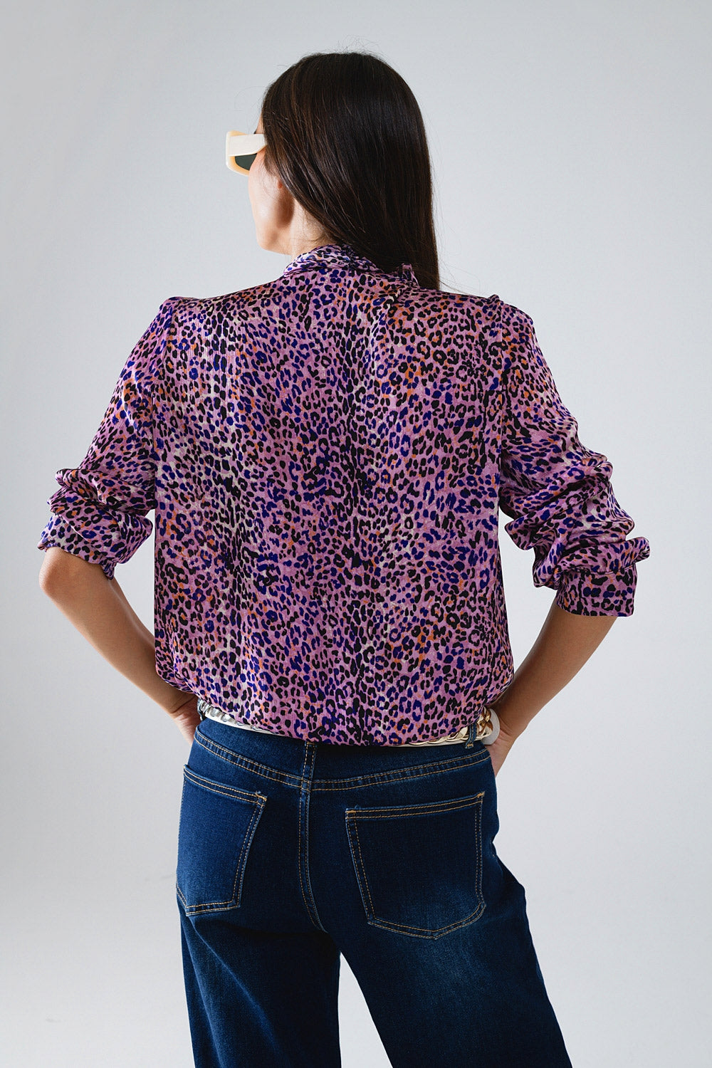 Q2 Blusa morada con estampado animal atada al cuello