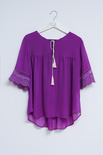 Q2 Blusa morada con lazadas en la parte delantera y bordados