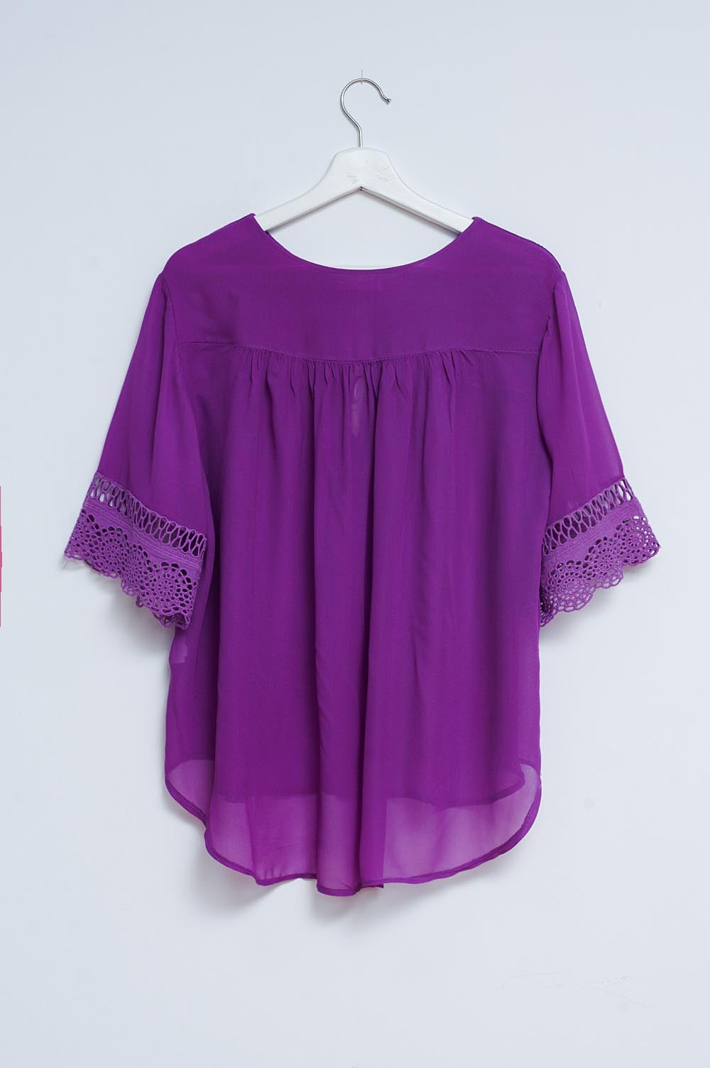 Q2 Blusa morada con lazadas en la parte delantera y bordados