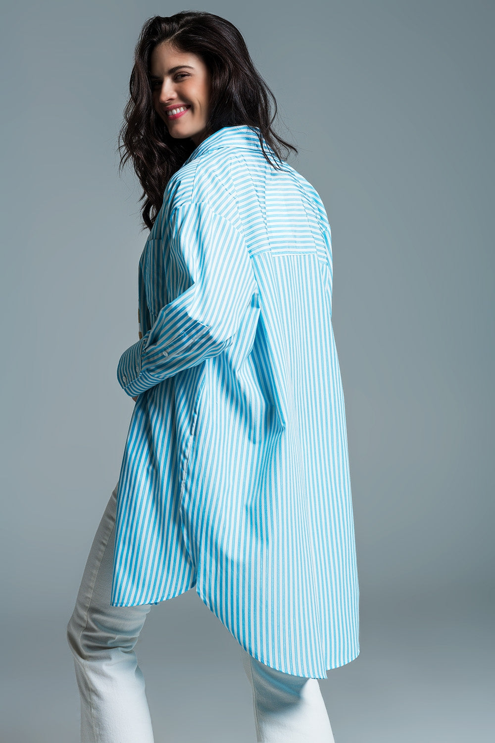 Q2 Blusa oversize azul claro con rayas blancas