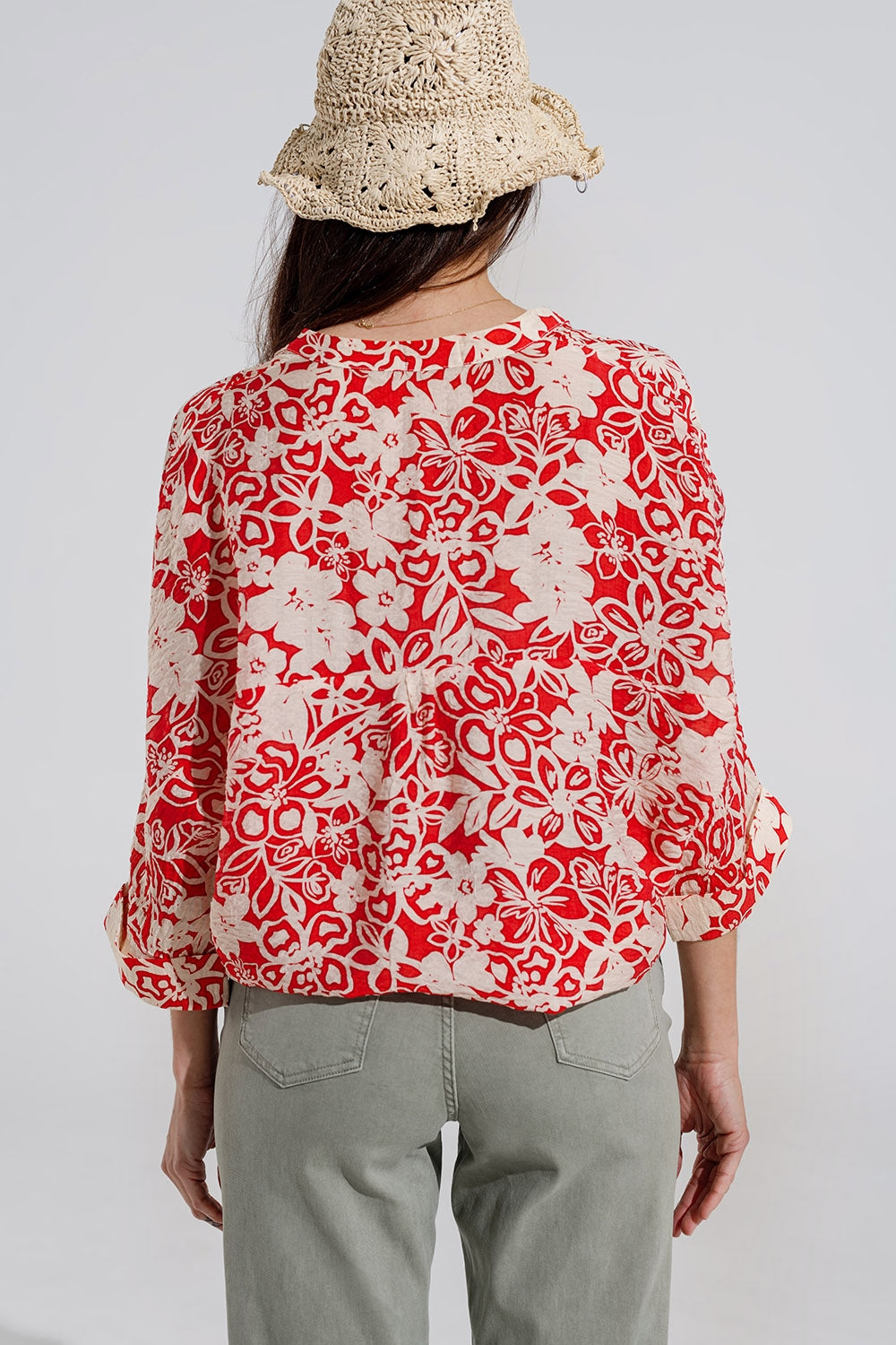 Q2 Blusa relajada roja con estampado floral y mangas de campana