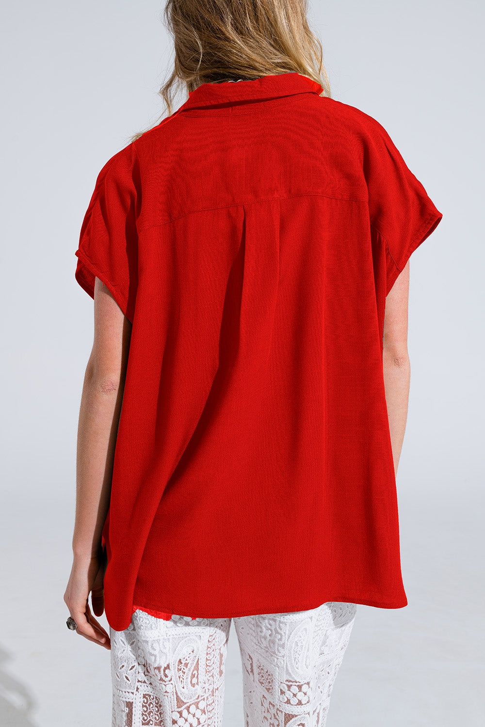 Q2 Blusa roja abotonada con cuello polo