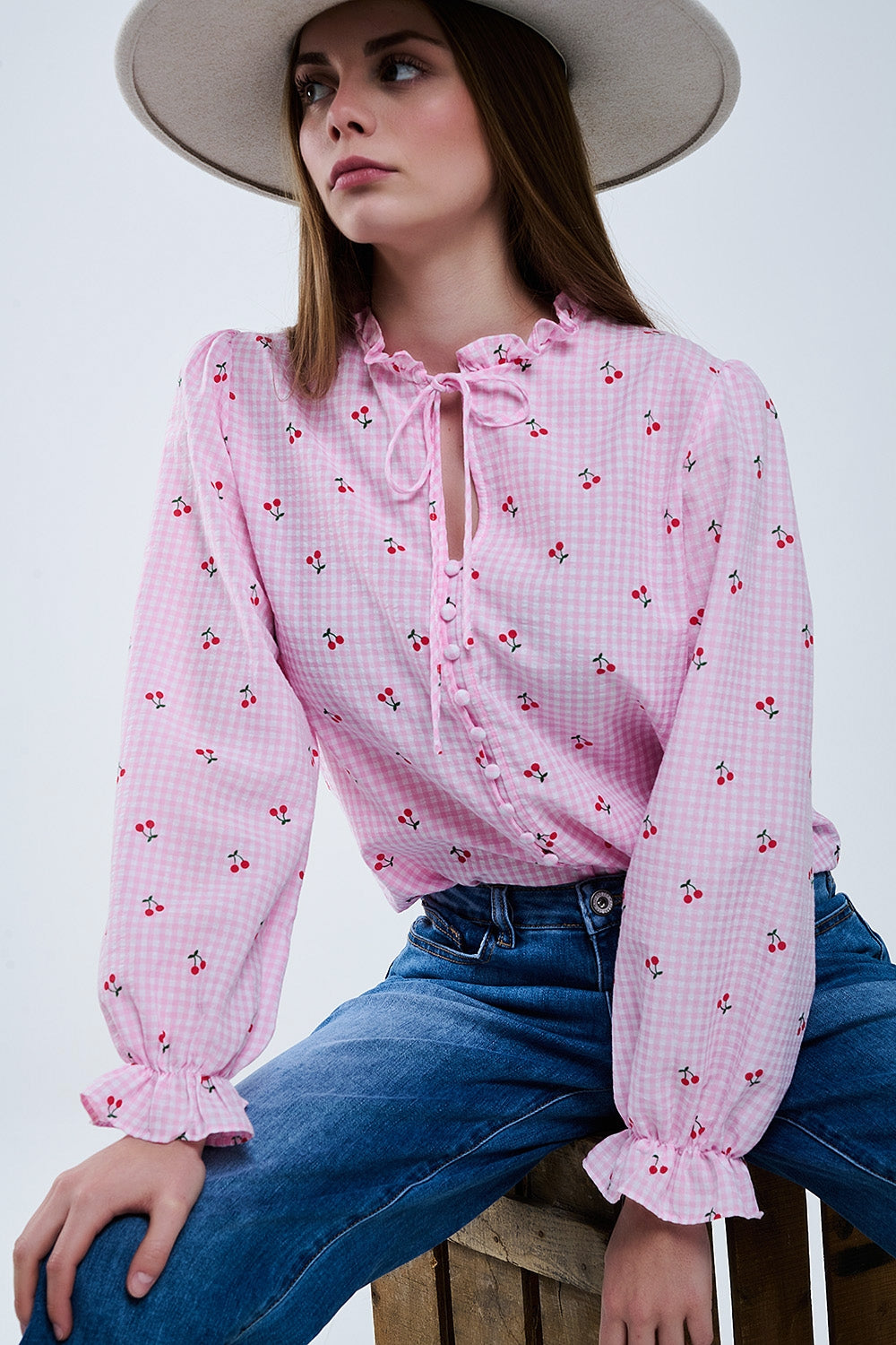 Q2 Blusa rosa con detalles de cerezas y lazo anudado