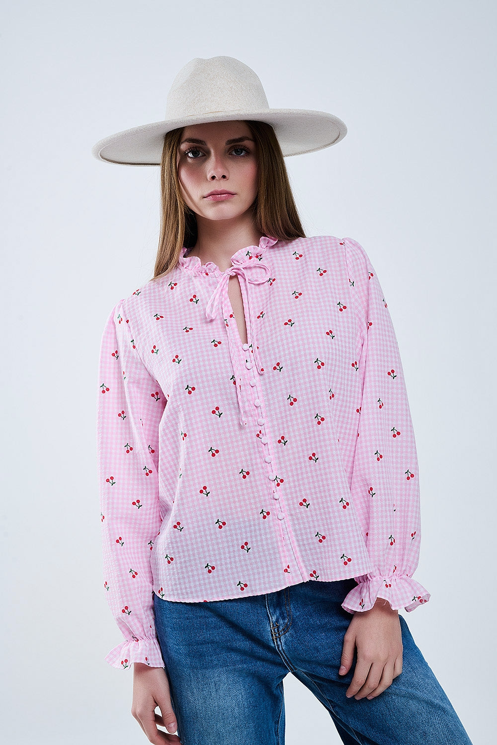 Q2 Blusa rosa con detalles de cerezas y lazo anudado