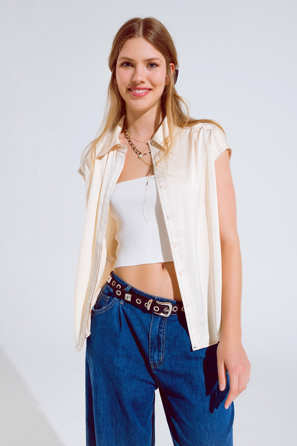 Q2 Blusa sin mangas con cuello pollo en beige