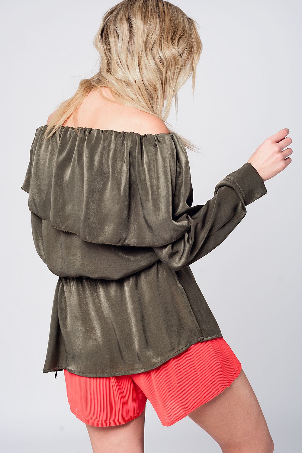 Q2 Blusa suave kaki con volante