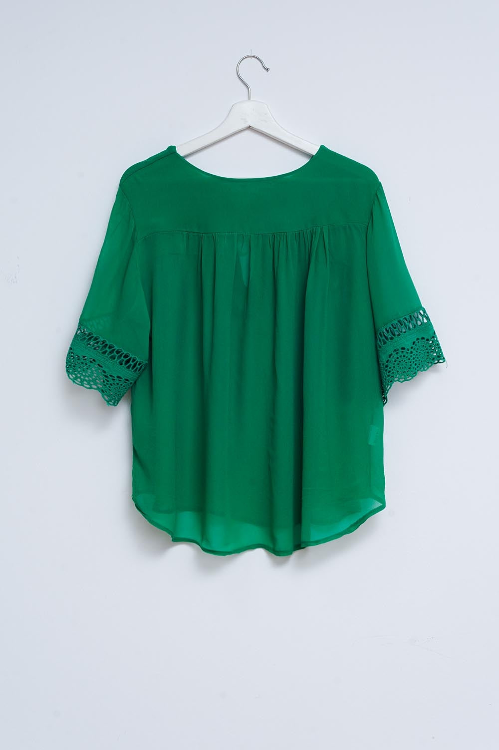 Q2 Blusa verde con lazadas en la parte delantera y bordados