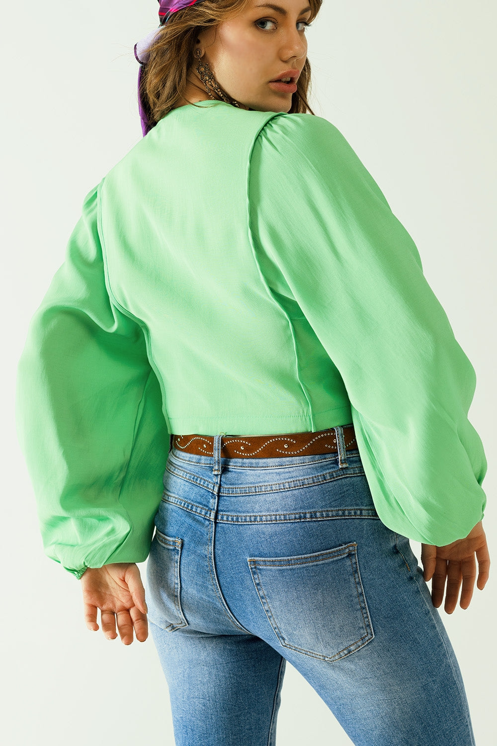 Q2 Blusa verde con mangas globo y cierre frontal con botones