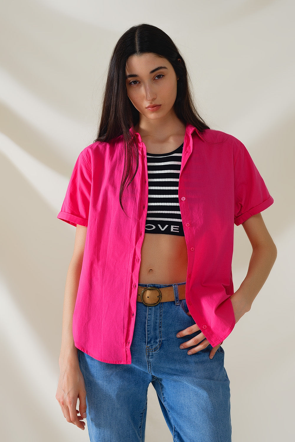 Q2 Camisa abotonada de manga corta en fucsia