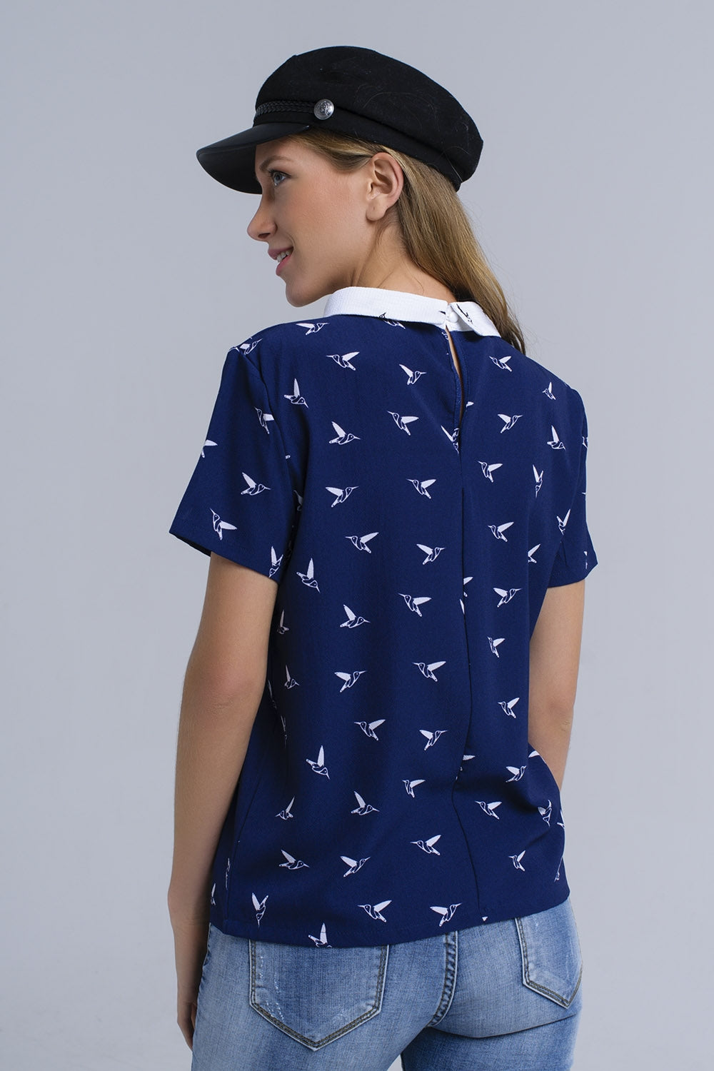 Q2 Camisa azul marino con pájaros estampados blancos