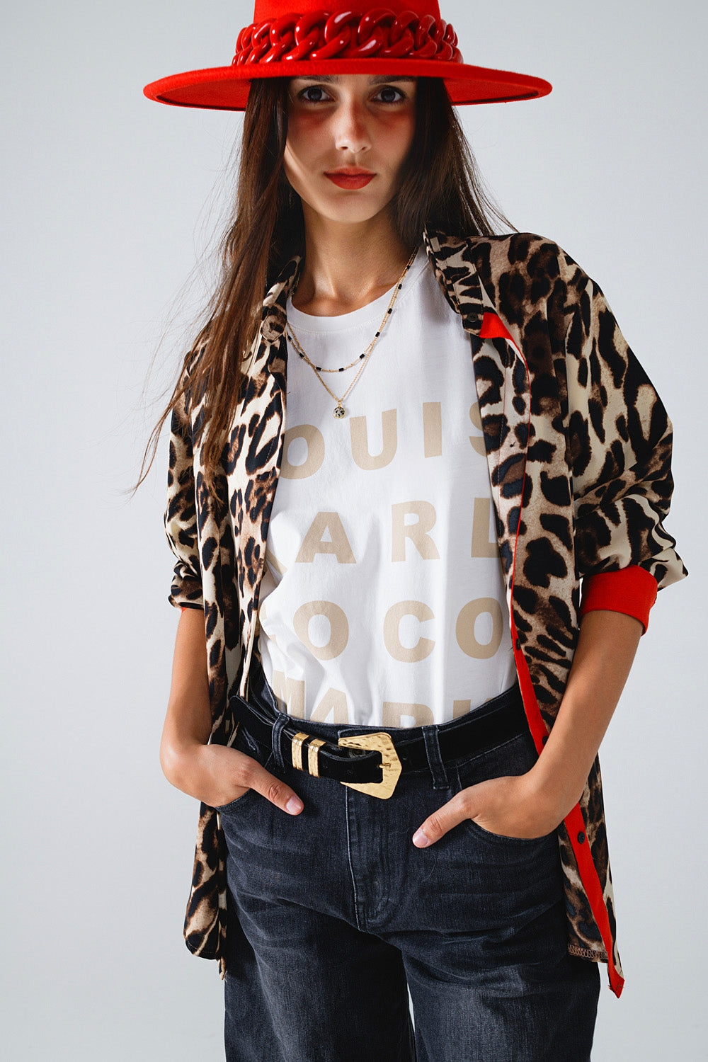 Q2 Camisa de leopardo con tapeta de botones roja y detalle de mangas rojas