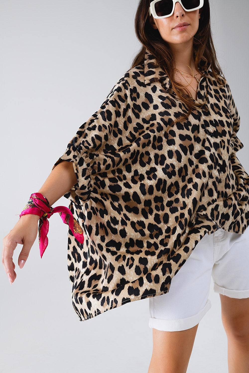 Q2 Camisa oversize con estampado de leopardo y mangas 3/4