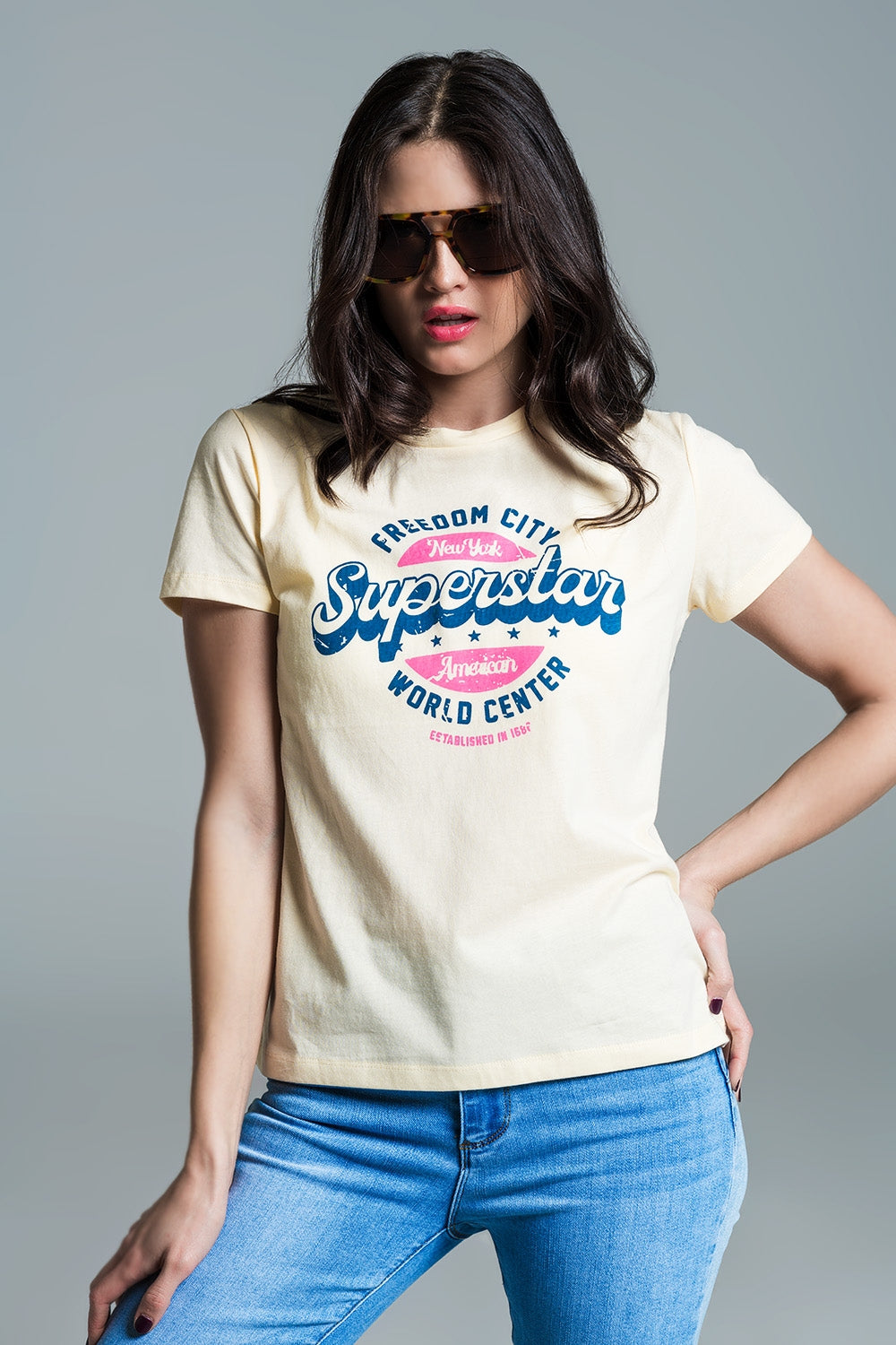 Q2 Camiseta amarilla estampada superstar