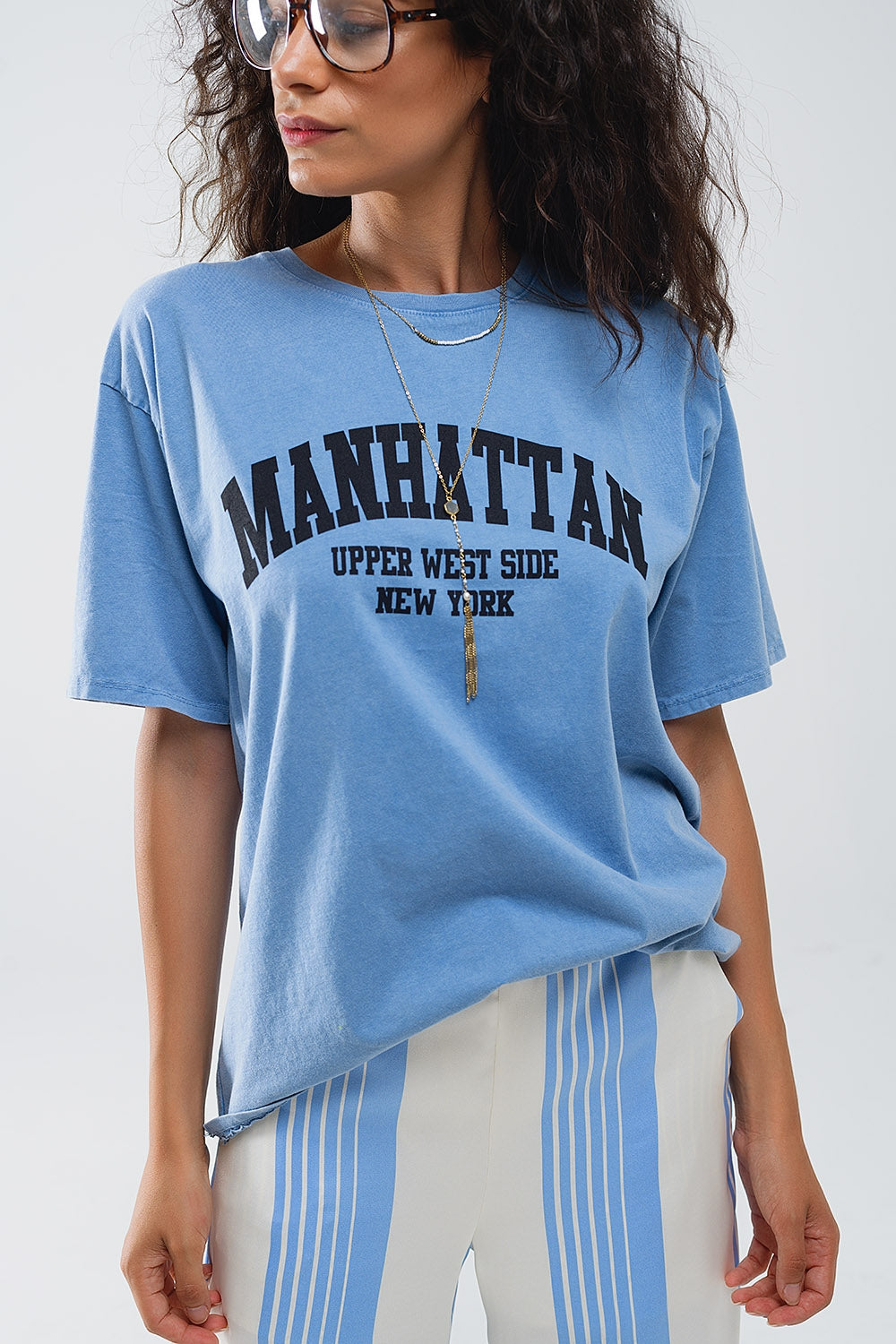 Q2 Camiseta azul con texto manhattan