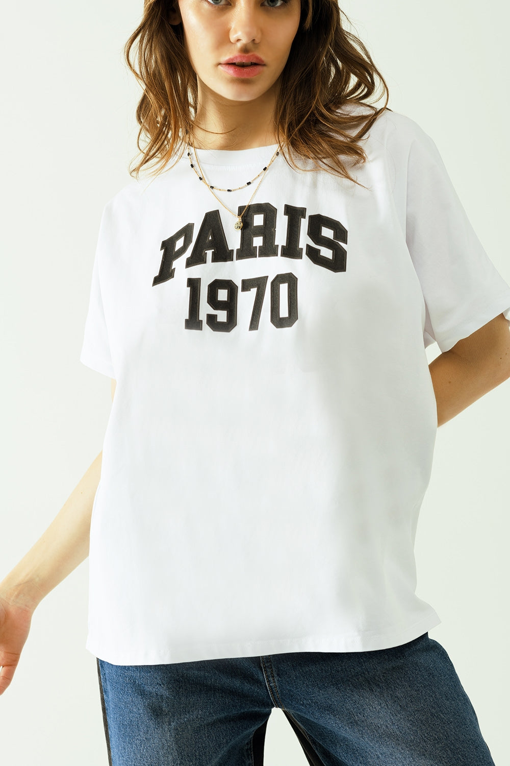 Q2 Camiseta blanca oversize estampada paris 1970 en negro