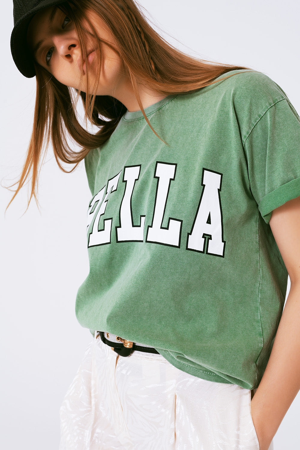 Q2 Camiseta con texto Bella en verde