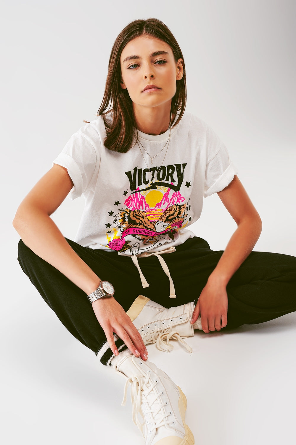 Q2 Camiseta con texto Victory en blanco