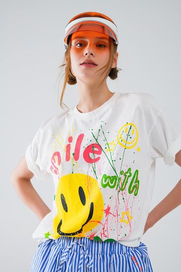 Q2 Camiseta gráfica con texto Smile with me en blanco