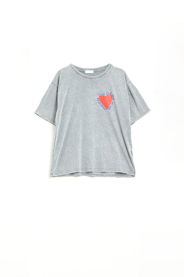 Q2 Camiseta gris con diseño de corazón en la parte delantera y trasera