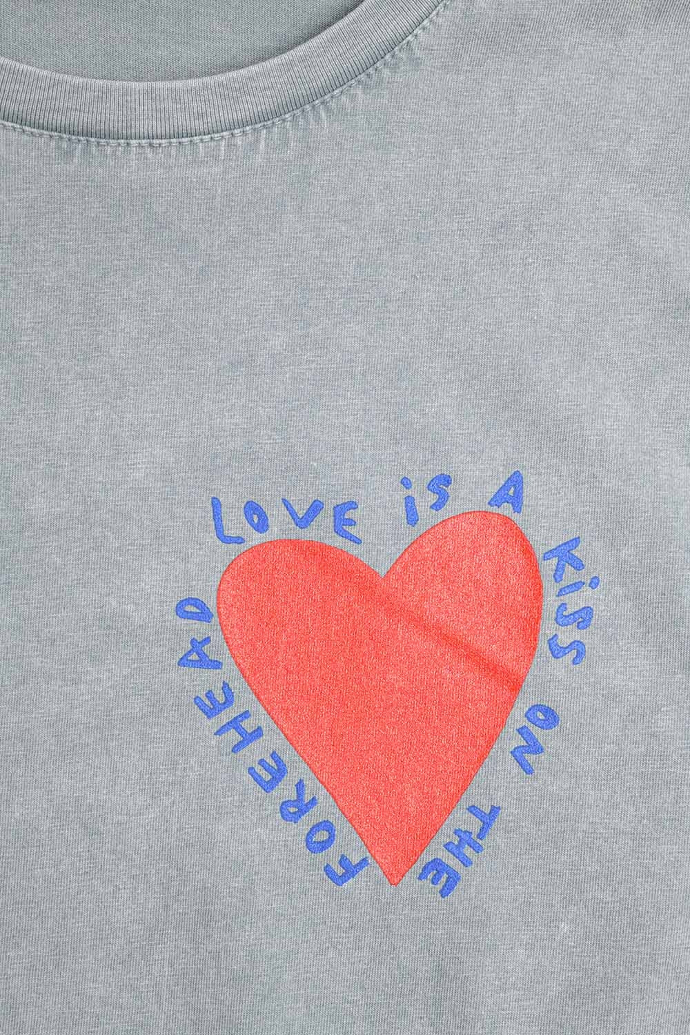 Q2 Camiseta gris con diseño de corazón en la parte delantera y trasera