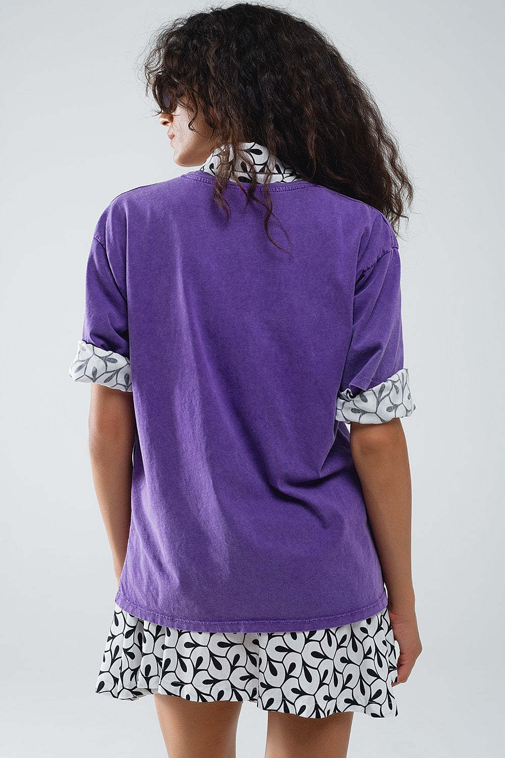 Q2 Camiseta morada con texto manhattan